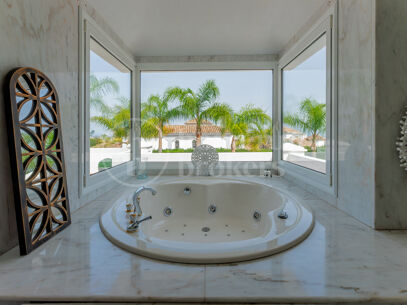 Casa El Herrojo - Classic Villa in Gated Community El Herrojo Alto.
