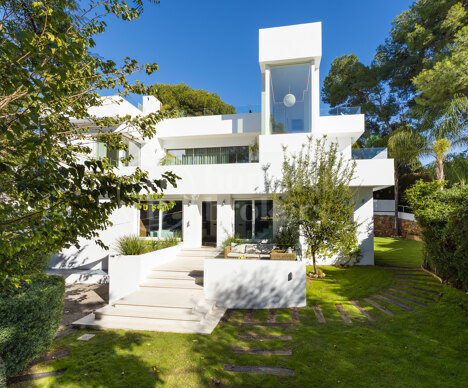 Villa Gina - Contemporary Villa in Nueva Andalucia