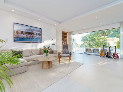 Casa Gina - Contemporary Villa in Nueva Andalucia