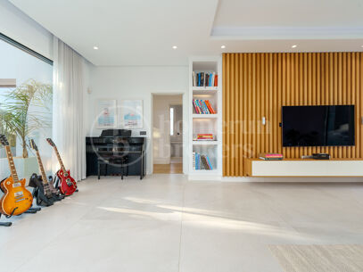 Casa Gina - Contemporary Villa in Nueva Andalucia