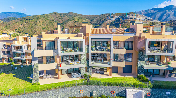 Apartment La Quinta - Modern 4-Bedroom Apartment with Sea Views