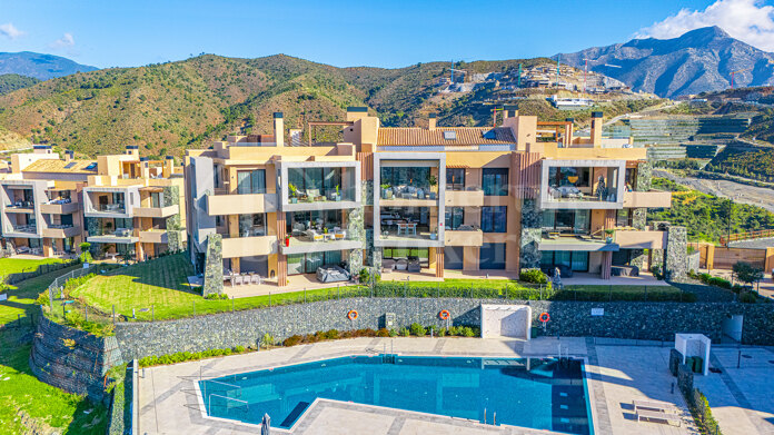 Apartment La Quinta - Modern 4-Bedroom Apartment with Sea Views