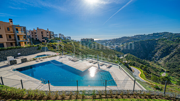 Apartment La Quinta - Modern 4-Bedroom Apartment with Sea Views