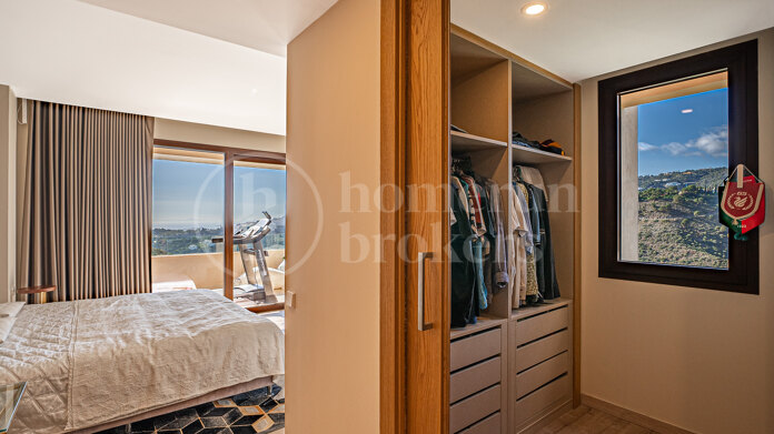 Apartment La Quinta - Modern 4-Bedroom Apartment with Sea Views