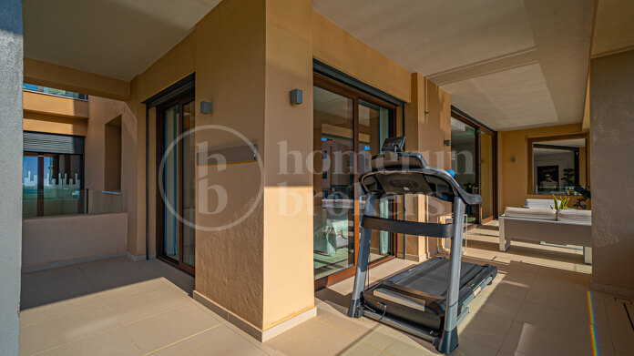 Apartment La Quinta - Modern 4-Bedroom Apartment with Sea Views