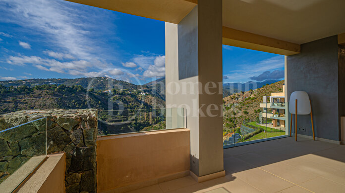 Apartment La Quinta - Modern 4-Bedroom Apartment with Sea Views