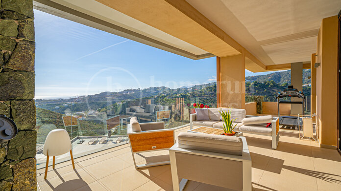 Apartment La Quinta - Modern 4-Bedroom Apartment with Sea Views