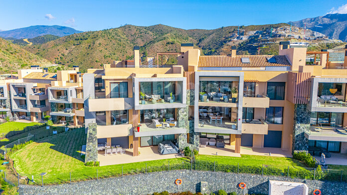 Apartment La Quinta - Modern 4-Bedroom Apartment with Sea Views