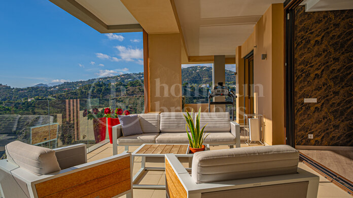 Apartment La Quinta - Modern 4-Bedroom Apartment with Sea Views