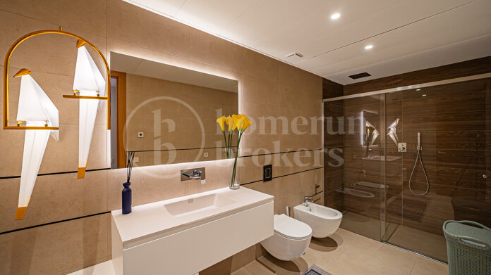 Apartment La Quinta - Modern 4-Bedroom Apartment with Sea Views