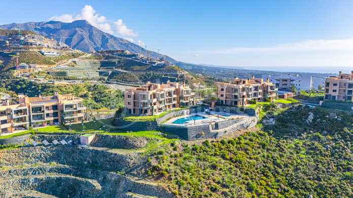 Apartment La Quinta - Modern 4-Bedroom Apartment with Sea Views