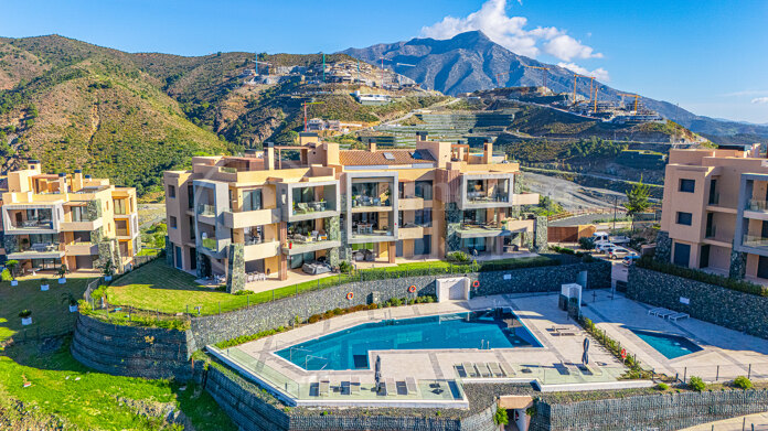 Apartment La Quinta - Modern 4-Bedroom Apartment with Sea Views