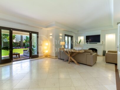 Villa Verona – Ett Stenkast från Stranden i Casasola, Estpona