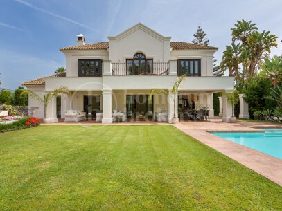 Villa Verona – Ett Stenkast från Stranden i Casasola, Estpona