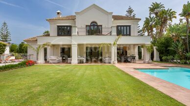 Villa Verona – Ett Stenkast från Stranden i Casasola, Estpona