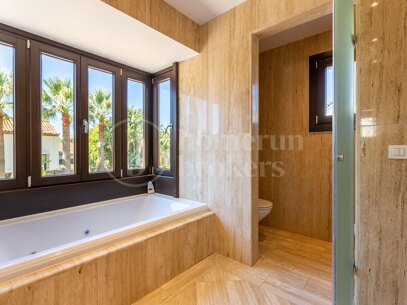 Villa Verona – Ett Stenkast från Stranden i Casasola, Estpona