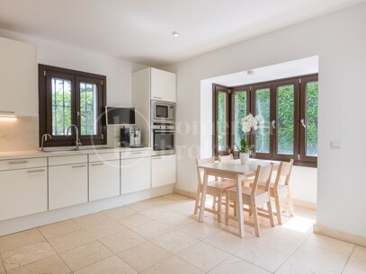 Villa Verona – Ett Stenkast från Stranden i Casasola, Estpona
