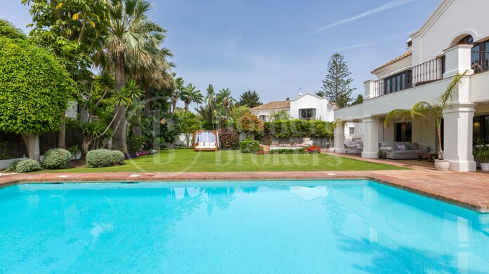 Villa Verona - Steps from the Beach in Casasola, Estepona