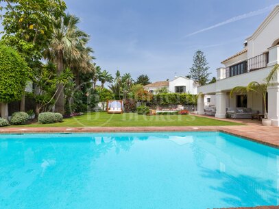 Villa Verona – Ett Stenkast från Stranden i Casasola, Estpona