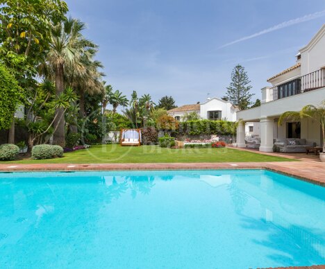 Villa Verona - Steps from the Beach in Casasola, Estepona