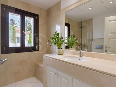 Villa Verona – Ett Stenkast från Stranden i Casasola, Estpona