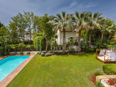 Villa Verona – Ett Stenkast från Stranden i Casasola, Estpona