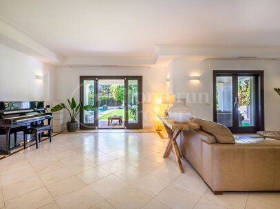 Villa Verona – Ett Stenkast från Stranden i Casasola, Estpona