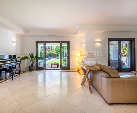 Villa Verona - Steps from the Beach in Casasola, Estepona