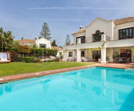 Villa Verona - Steps from the Beach in Casasola, Estepona