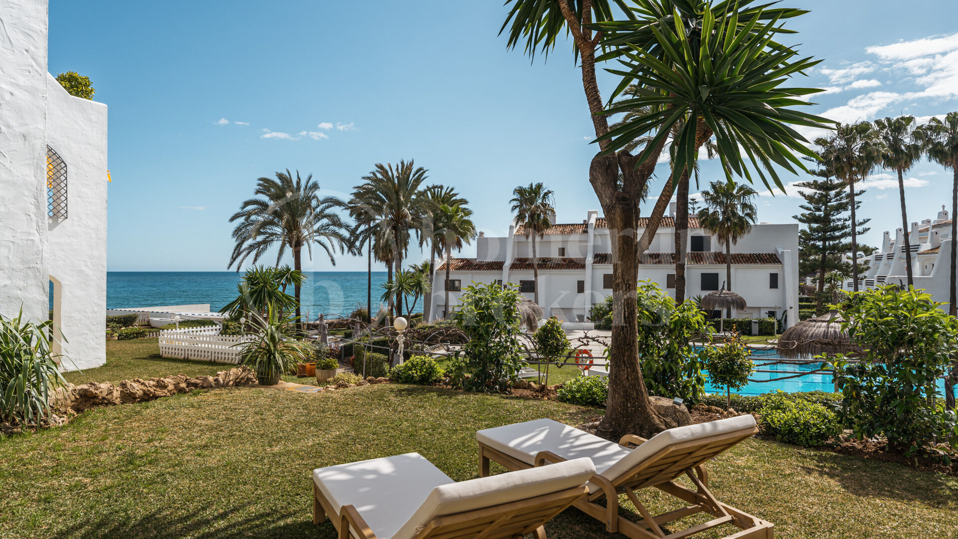Casa Coral - Frontline Beach Apartment in Marbella Golden Mile