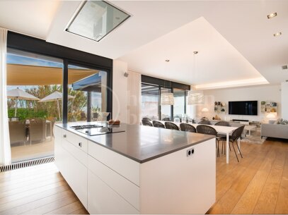 Villa Costabella - Frontline Beach in Marbella East