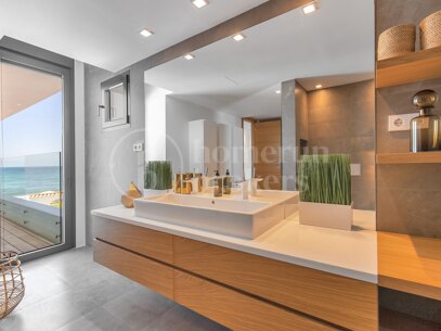 Villa Costabella - Frontline Beach in Marbella East