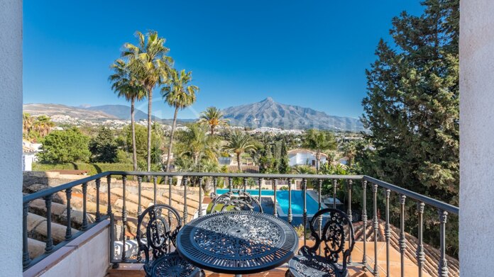 Casa Las Brisas - Renovated Villa in Las Brisas, Nueva Andalucia