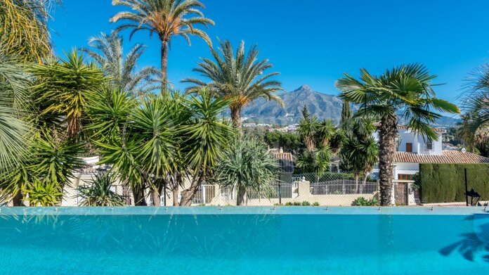 Casa Las Brisas - Renovated Villa in Las Brisas, Nueva Andalucia