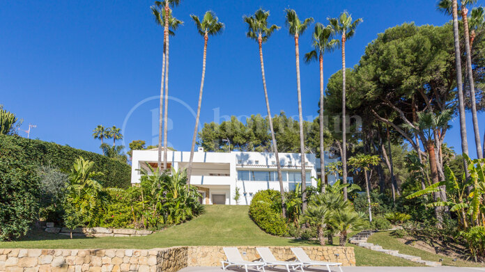 Modern Villa with Stunning Sea Views on Marbella’s Golden Mile