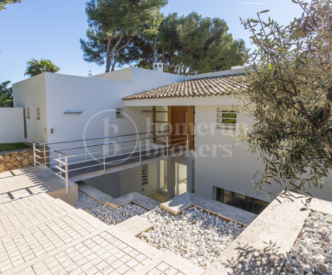 Modern Villa with Stunning Sea Views on Marbella’s Golden Mile