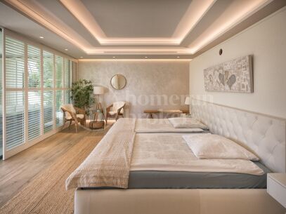 La Casa Blanca - Modern Mansion and Guest house in the New Golden Mile