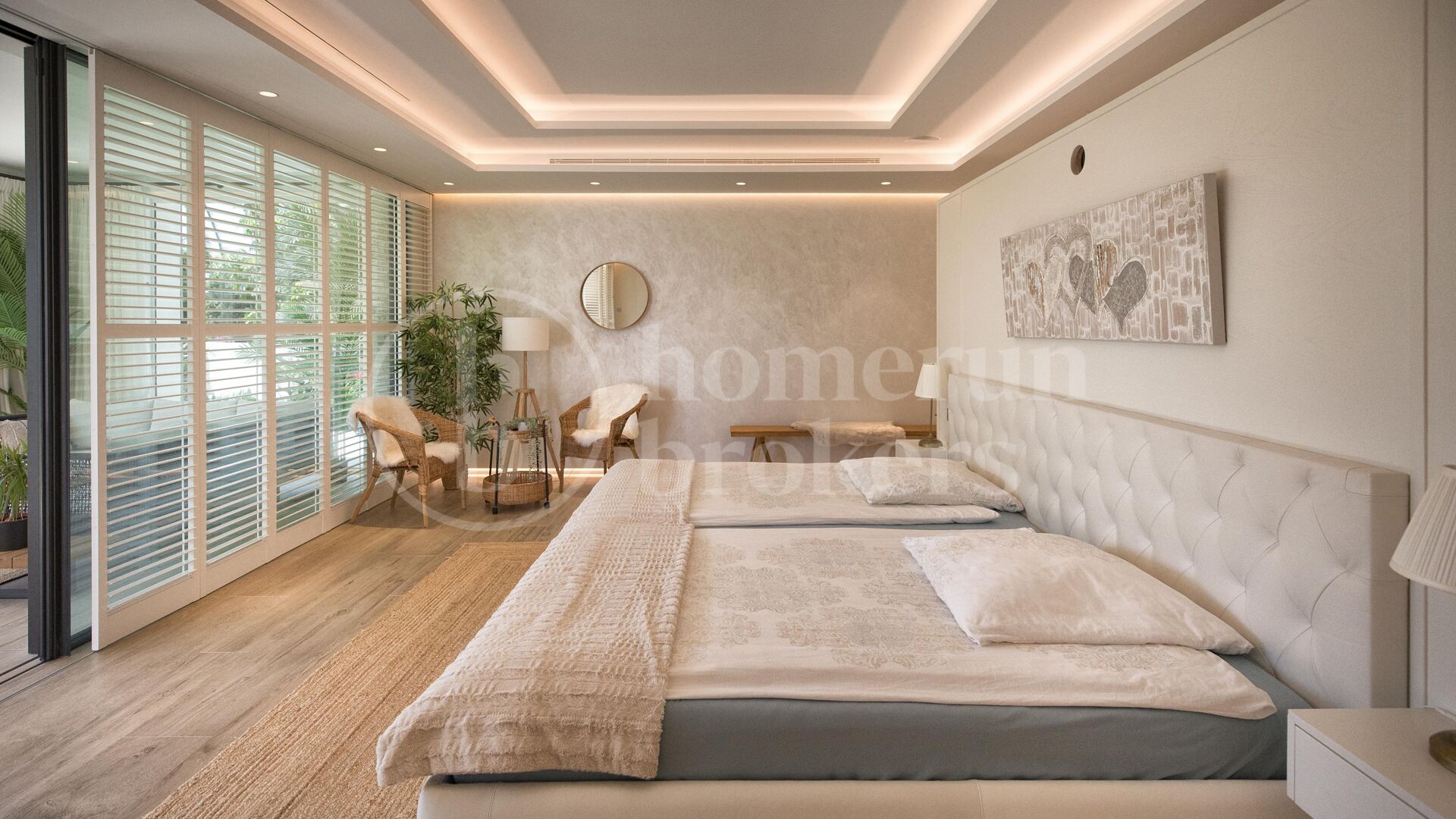 La Casa Blanca - Modern Mansion and Guest house in the New Golden Mile