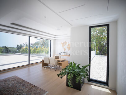 La Casa Blanca - Modern Mansion and Guest house in the New Golden Mile