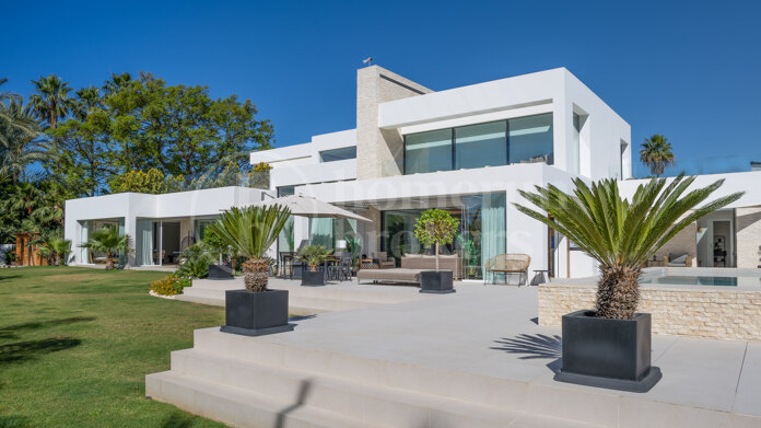 La Casa Blanca - Modern Mansion and Guest house in the New Golden Mile