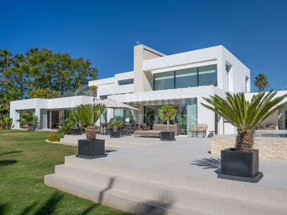 La Casa Blanca - Modern Mansion and Guest house in the New Golden Mile