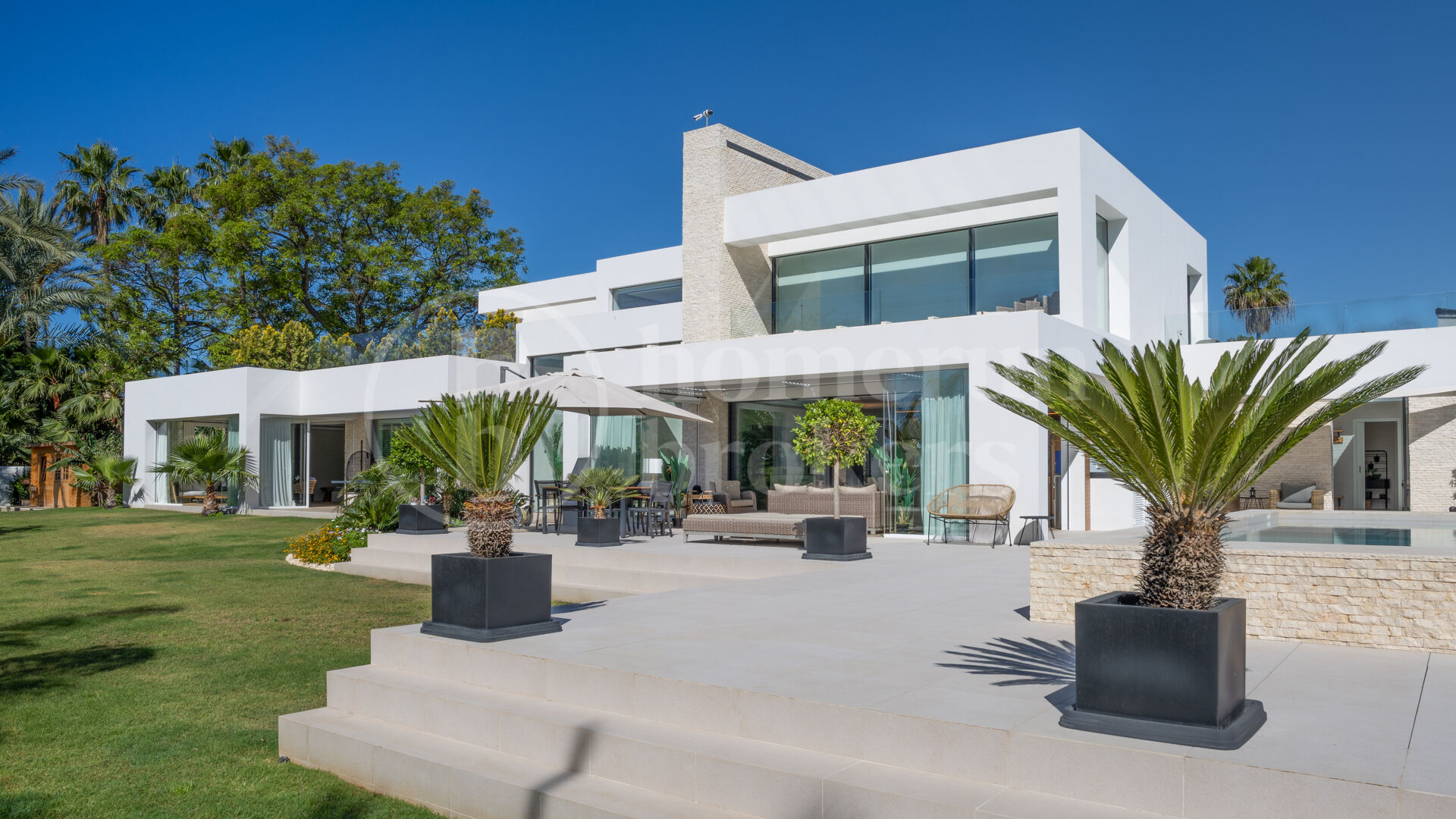 La Casa Blanca - Modern Mansion and Guest house in the New Golden Mile