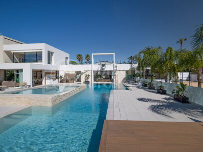 La Casa Blanca - Modern Mansion and Guest house in the New Golden Mile