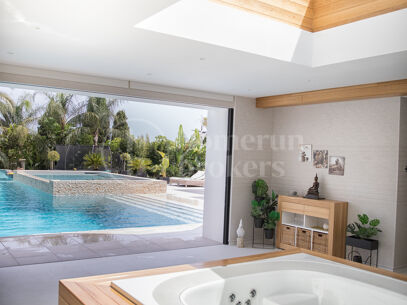 La Casa Blanca - Modern Mansion and Guest house in the New Golden Mile