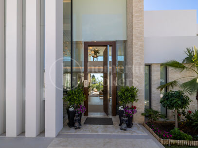 La Casa Blanca - Modern Mansion and Guest house in the New Golden Mile