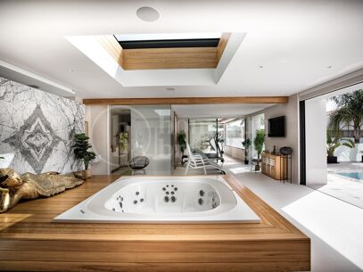 La Casa Blanca - Modern Mansion and Guest house in the New Golden Mile