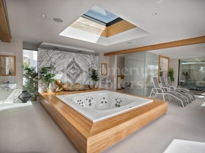 La Casa Blanca - Modern Mansion and Guest house in the New Golden Mile