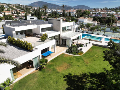 La Casa Blanca - Modern Mansion and Guest house in the New Golden Mile
