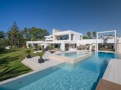La Casa Blanca - Modern Mansion and Guest house in the New Golden Mile
