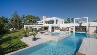 La Casa Blanca - Modern Mansion and Guest house in the New Golden Mile